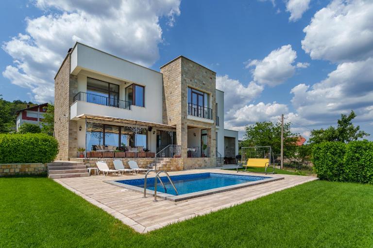 Villa Poemia- private villa with 4BD, pool and stunning sea view - Chambres d'hôtes Rogachevo