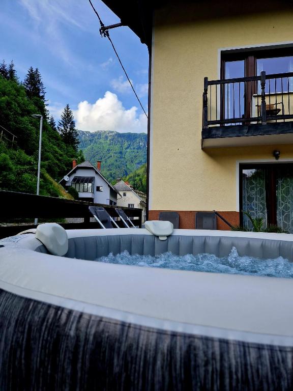 House Utrinek with free play room, jacuzzy and garage - B&B Podbrdo