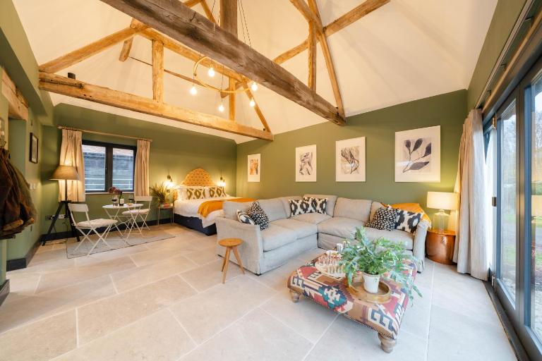 Spinney - a unique open plan barn, with private garden - Chambres d'hôtes Evesham