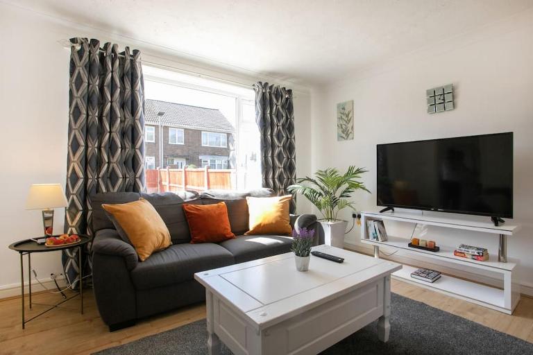 Maltby House, Rotherham for contractors & Families, free private parking, fast wifi, spacious,WIFI etc - B&B Rotherham