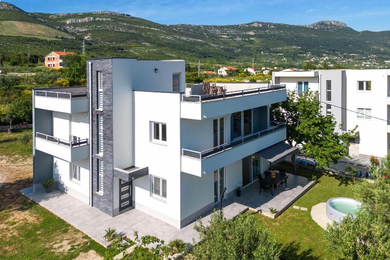 Family Garden Retreat - Ferienwohnung Kaštel Novi