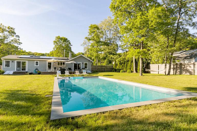 Luxurious Hamptons House with Heated Pool & Grill - B&B Hampton Bays