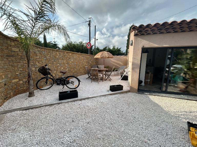Charmant Studio dans villa - jardin privatif . - B&B La Seyne-sur-Mer
