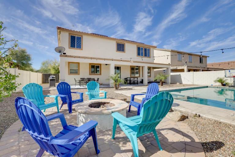 Pool, Fire Pit: Luxe Family Home in Goodyear - Bed and Breakfast Goodyear