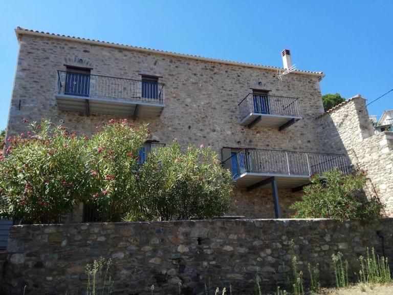 Entire Home in Laconia - B&B Longástra