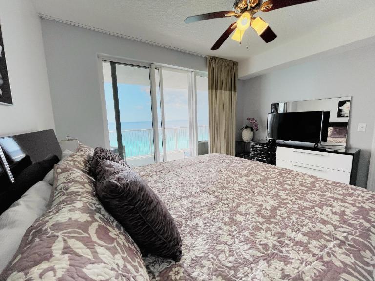 Tropic Winds 1701 Premium Corner Unit with 2 Parkings! FREE Beach Chairs Service! - Chambres d'hôtes Panama City Beach