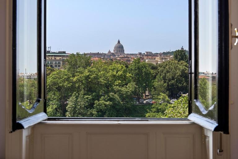 ""Bright Top Floor Apartment Vatican & Tiber View, Steps from Olympic Stadium" - Chambres d'hôtes Rome