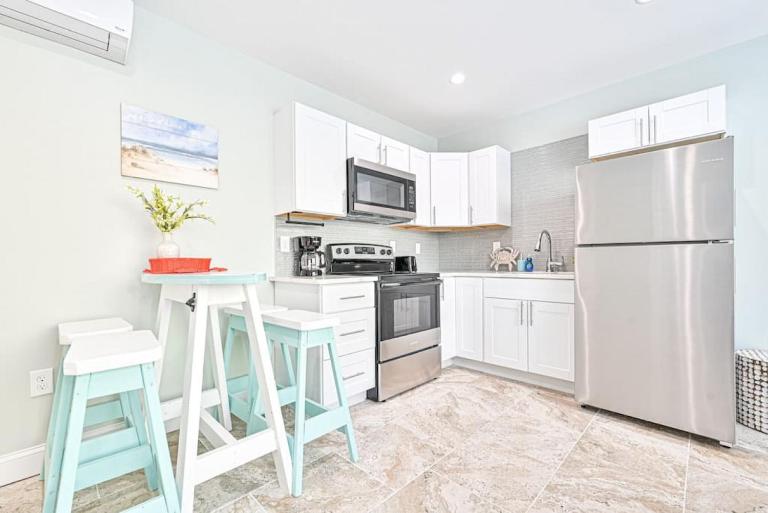 318 E Youngs Ave Unit 2 Seaside Retreat Salty Shore Getaway - Bed and Breakfast Wildwood