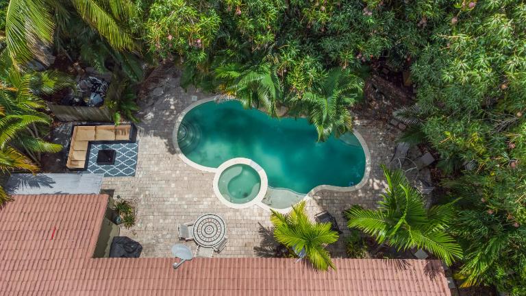 Lush 3BR Fort Lauderdale Getaway with Pool & Spa - B&B Fort Lauderdale