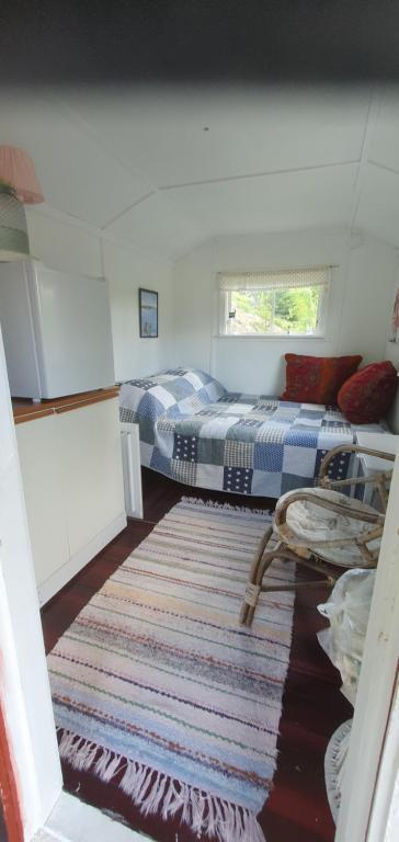 Sjönära ENKEL övernattningsstuga på berg med terrass, toilet in other house, outsideshower - B&B Åkersberga