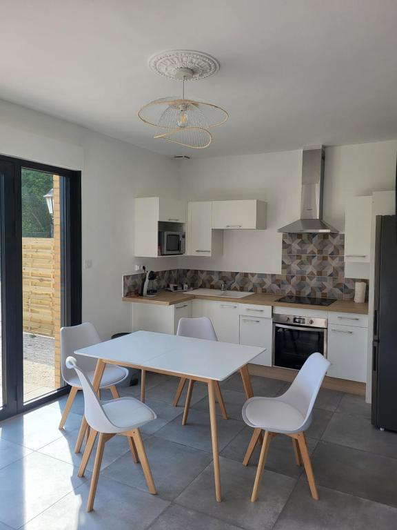 GITE 4-6 Personnes proche gare TGV Haute Picardie - B&B Dompierre-Becquincourt