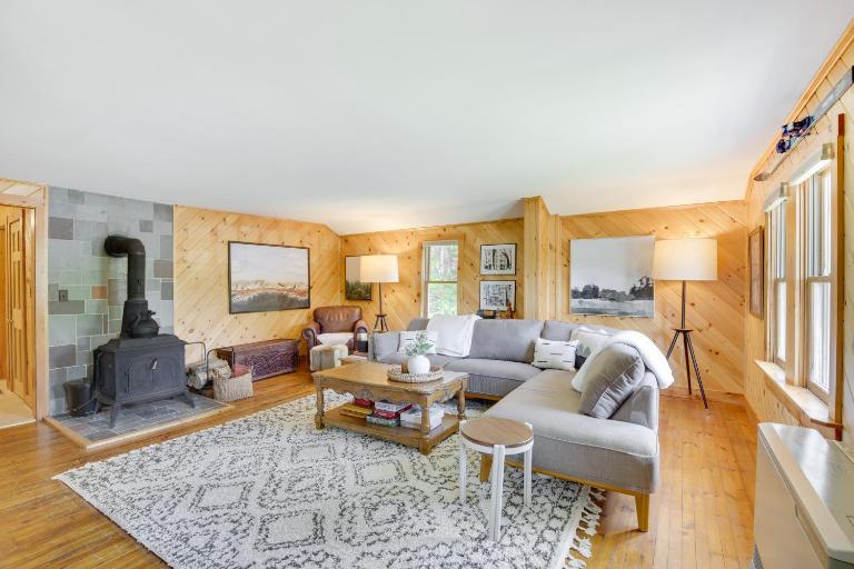 Gorgeous Sunday River Cabin w/ Saltwater Hot Tub! - B&B Newry