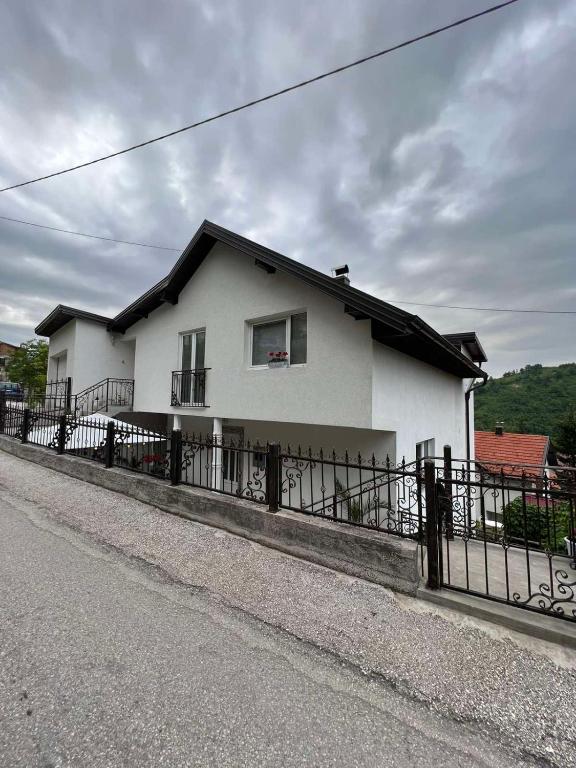 Apartman Royal sa GARAŽOM i KLIMOM - B&B Visoko