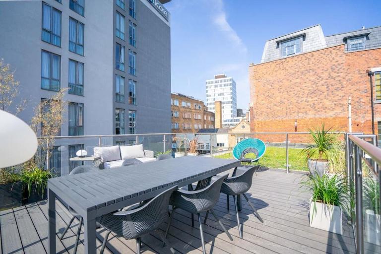 Leicester City Centre Penthouse Nearby Theatre, Train Station, university Football stadium - B&B Leicester
