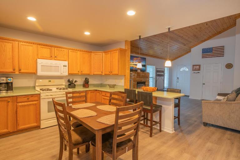Brown Bear Lodge - Cozy mountain home situated within the quiet and ideal Sugarloaf neighborhood - Ferienwohnung Sugarloaf