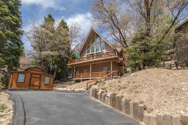 The Outdoors Inn - Breathtaking mountain views of Bear Mountain, Perfect for a barbecue on the deck! - Ferienwohnung Big Bear Lake