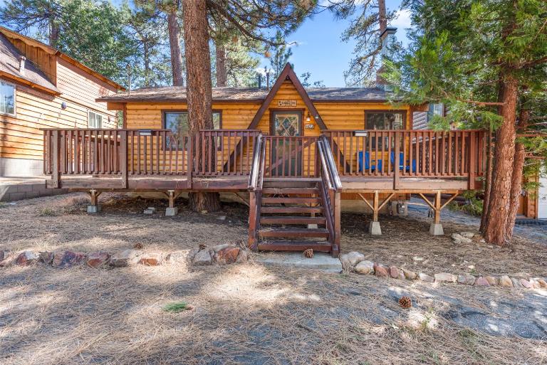 The Cuddle Inn - True feeling of a great cabin! Beautiful and homey! Walking distance to the lake! - B&B Big Bear Lake