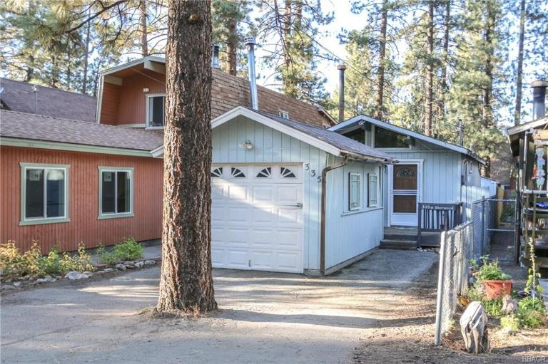 Sherwood Cottage - Charming and cozy cabin that has back deck with a Hot Tub! - Chambres d'hôtes Big Bear City