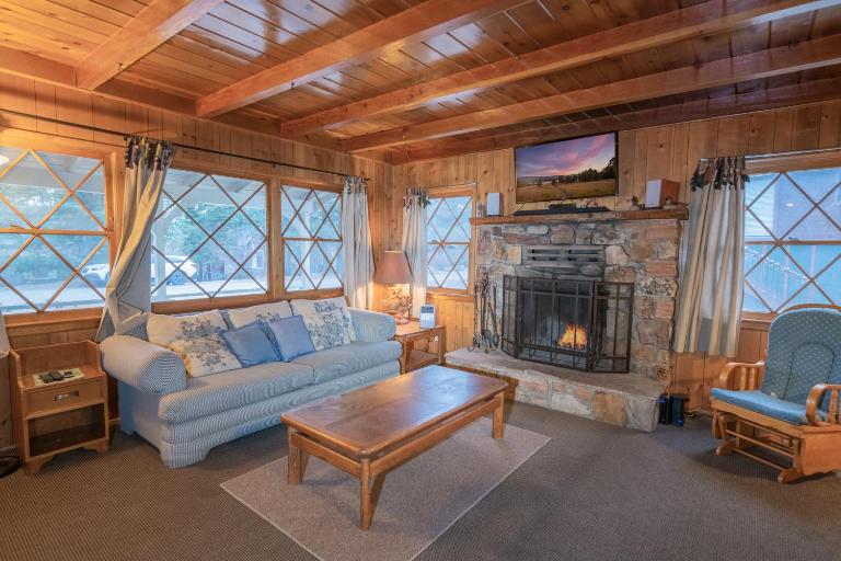 Sauer Suite - Cozy, rustic cabin walking distance to Holloway's Marina with peek-a-boo lake views! - Ferienwohnung Big Bear Lake