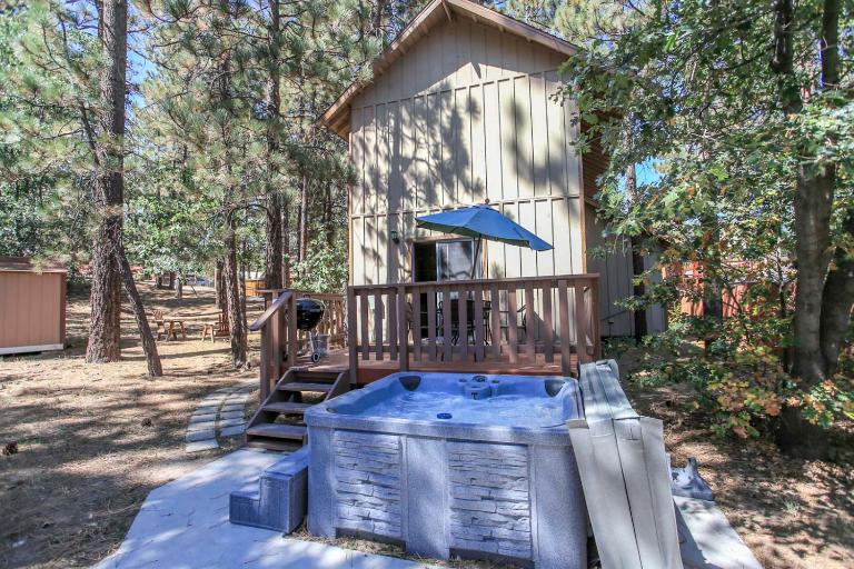 Rincon Cabin - Close to the lake with a huge fenced in yard! Hot tub and deck with barbecue! - B&B Big Bear Lake
