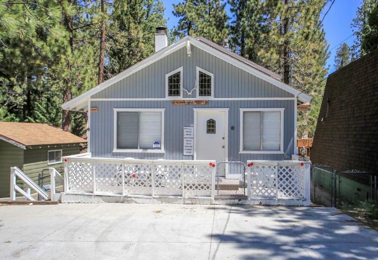 Bear Mountain Retreat - Walk to the Zoo or catch the shuttle to the slopes! Darts & arcade machine! - Ferienwohnung Big Bear Lake