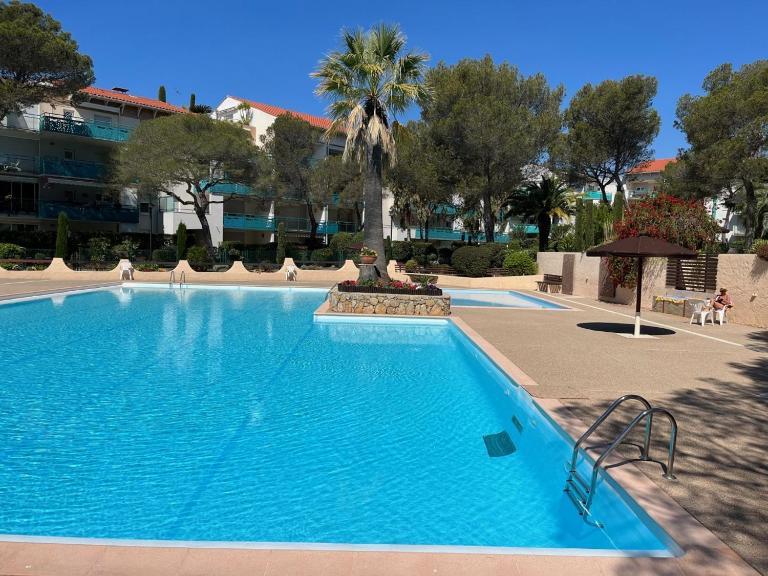 Saint-Raphaël, Boulouris, F2 dans belle résidence 3 piscines, proche bord de mer - Bed and Breakfast Saint-Raphaël