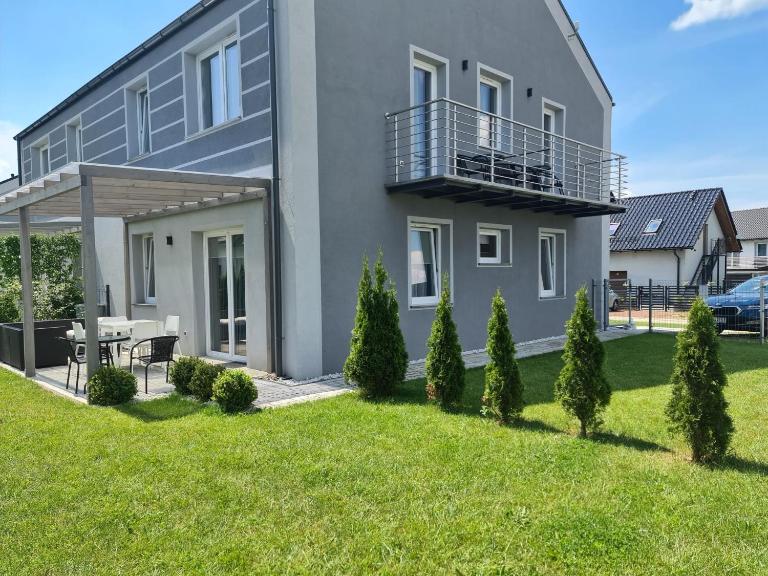 APARTAMENTY "LA VILLA" SUPERIOR II na parterze z prywatnym ogrodem, tarasem, parkingiem, blisko centrum, spokojna okolica - Chambres d'hôtes Kudowa-Zdrój