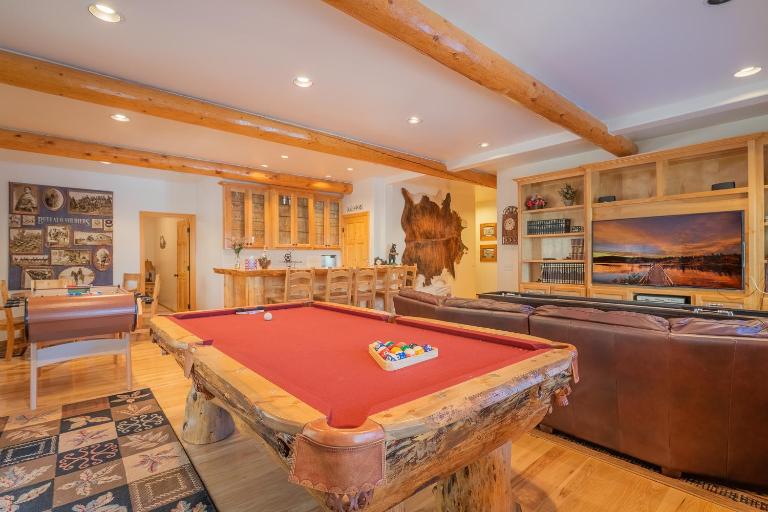 Bearfoot Bungalow - Premium and spacious home close to the National Forest and The Village! - B&B Big Bear Lake
