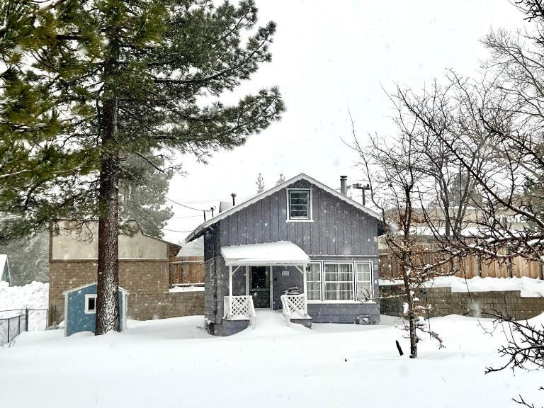 Big Bear Bungalow - Modern aesthetics meet mountain charm in this newly remodeled two-story home - Ferienwohnung Big Bear Lake
