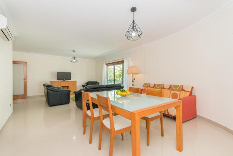 Casa Mergoux - Quiet - Spacious - AC - Wi-Fi - Smart TV - Bed and Breakfast Tavira
