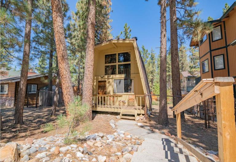Fanciful Winter's Lake - Mix of old-world charm and modern-day gambrel style cabin! - B&B Big Bear Lake