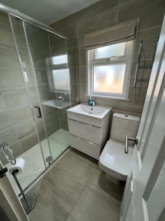 141 -Two bed Chalet on Sunbeach Holiday Park - Sleeps 6, pet friendly, FREE pool and entertainment passes included - plus WiFi with bedding and towels included - only 300m from the beach! - Bed and Breakfast Scratby