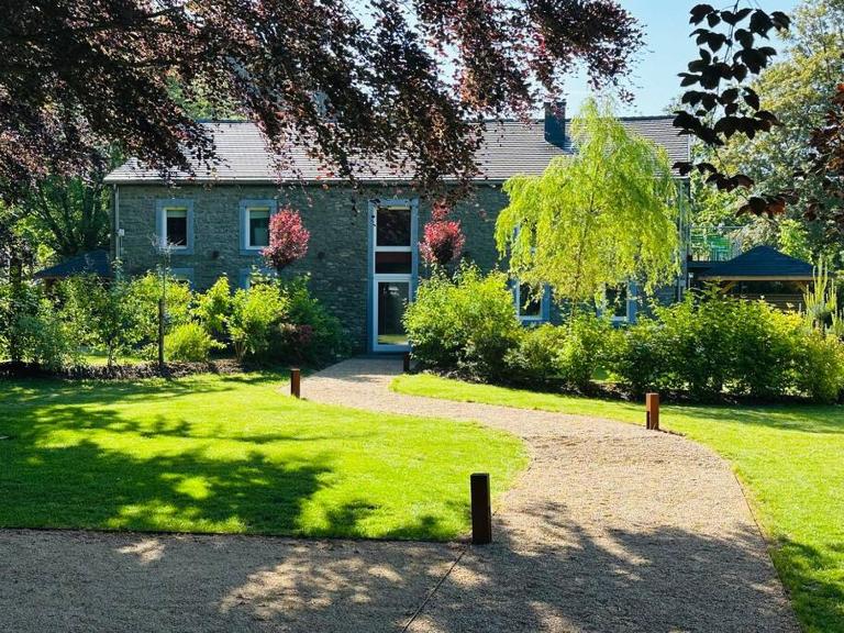 Jacuzzi - Sauna - BBq - Jardin - Garden Lodge - Myosotis - Bed and Breakfast Olne