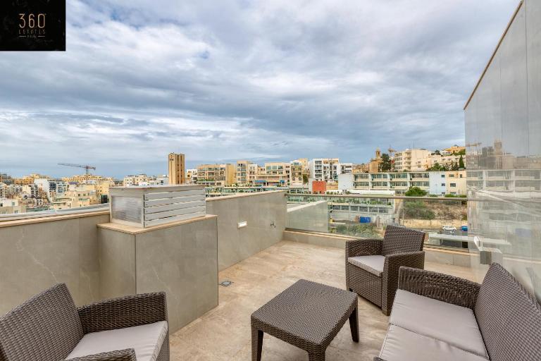 Duplex penthouse in St. Julian's with Views & BBQ by 360 Estates - Ferienwohnung Sliema