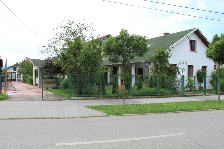 Boulevard Garden House - Free and save parking in the locked yard - Bed and Breakfast Ćuprija