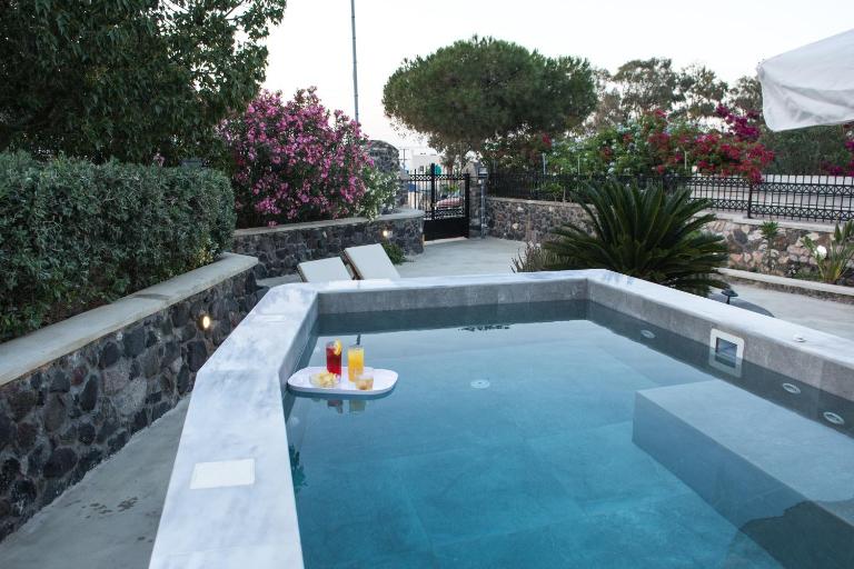 Santorini Vineyard Villa with Heated Pool - B&B Éxo Goniá