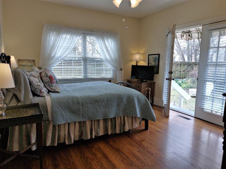 Urban Cottages - B&B Little Rock