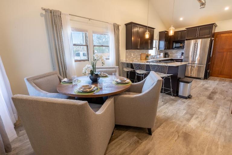 Modern Luxury Bungalow steps from DT Activities - Ferienwohnung Rapid City