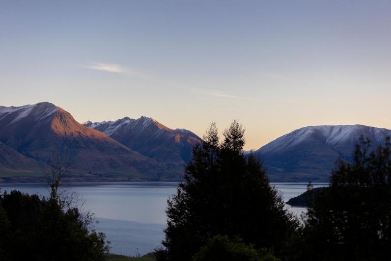 Kereru Cottage, Cosy Log Cabin, Serene Lake & Mountain Views - Bed and Breakfast Queenstown