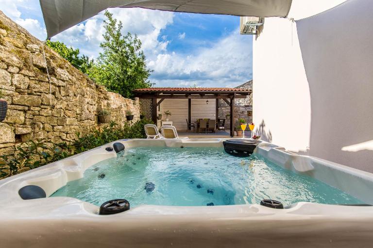 CASA MARIO-charming stone house with jacuzzi - B&B Svetvinčenat