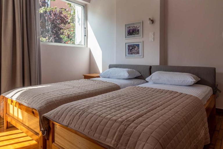 Sunny Escape:Stylish and Roomy Apt in Beach Haven! - Chambres d'hôtes Néa Mákri