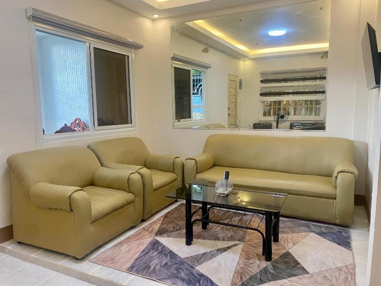 Teo’s Spacious and Affordable Home in Cabanatuan - Chambres d'hôtes Cabanatuan City