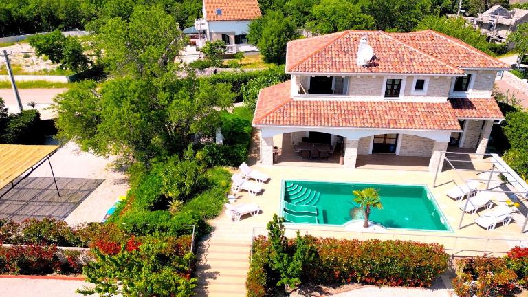 Villa Cecilia - 4 bedrooms, 4 bathrooms, heated inside pool, gym - Ferienwohnung Lakmartin
