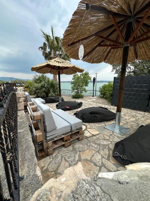 Design-Finca - sea view - first line to the sea - B&B Maslenica