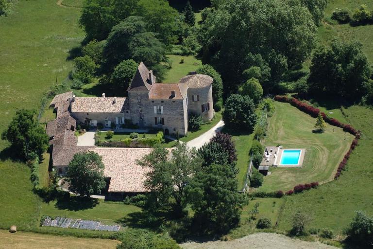 Chateau Barayre - beautiful 12th century castle with pool and large garden - B&B Laussou