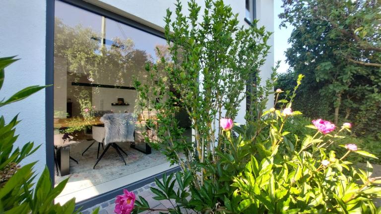 Adenauer Zwölf - Das 5 Sterne Ferienhaus mit Sauna und Garten am Eifelsteig - B&B Kerpen