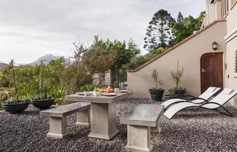 Avemore Hidden Haven - wood fired hot tub and full Backup power - B&B Stellenbosch