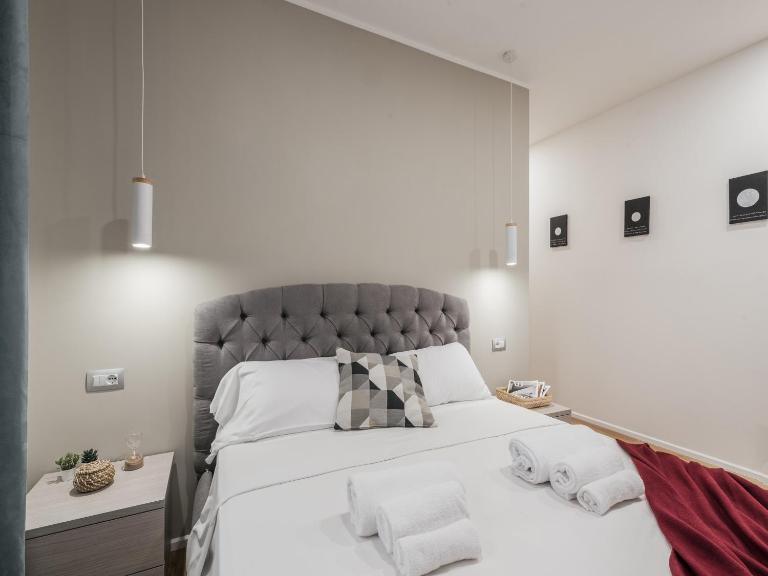 The Best Rent - Modern three-bedroom apartment a few steps from the Colosseum - Ferienwohnung Rom