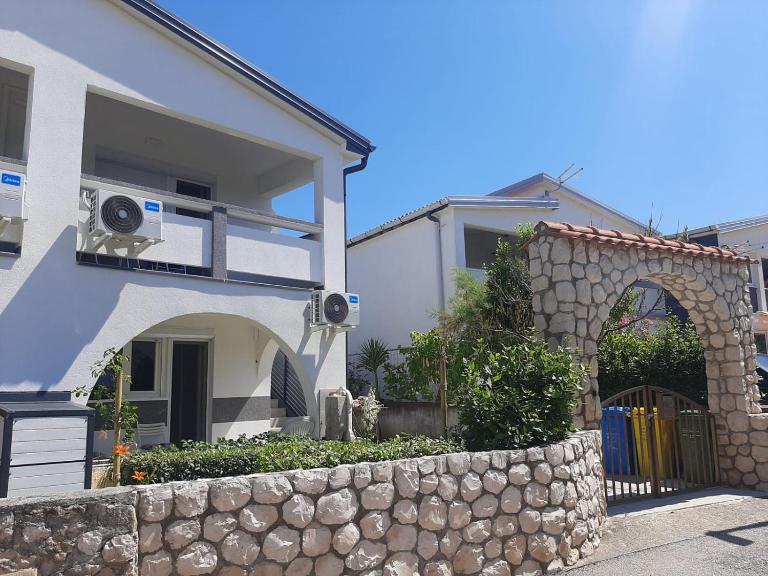 H&F apartmani - Bed and Breakfast Vir