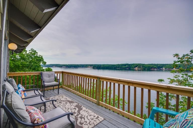 Resort Pools, Lake Views! Multi-Level Ozarks Home - Bed and Breakfast Osage Beach